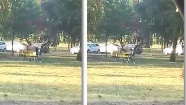 ULUITOR! Doi tineri s-au iubit cu pasiune în mijlocul unui parc din Timișoara! Trecătorii au văzut tot! (VIDEO)