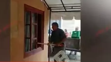 Asta-i ROMÂNIA! Un PRIMAR celebru a luat un TOPOR și a distrus tot în cale! (VIDEO)