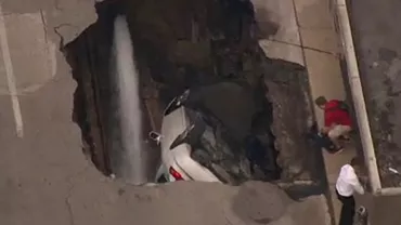 Mașină ÎNGHIȚITĂ de un crater uriaș: Ocolește ȘOSEAUA - CAPCANĂ! (FOTO)