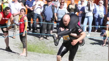 Cu NEVASTA în spinare: Cea mai haioasă COMPETIȚIE pentru cupluri! (FOTO, VIDEO)