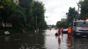 Toate acumulările de apă de pe străzile Capitalei au fost soluționate în câteva ore (FOTO,VIDEO)
