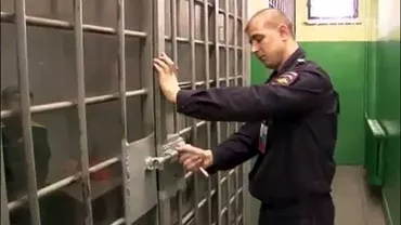 Un bărbat a fost arestat după ce și-a atacat soția pe motiv că era prea calmă