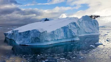 Un bloc de gheață GIGANT se va desprinde de Antarctica! Cu ce PERICOL ne confruntăm