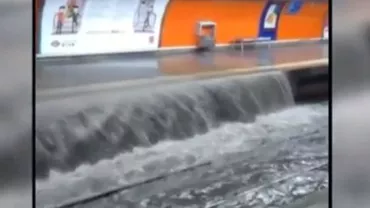 Inundații uriașe din cauza ploilor! Stațiile de metrou s-au transformat în cascade (FOTO)
