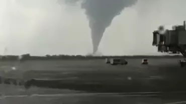 TORNADĂ în apropiere de AEROPORT. Capitala, lovită de o FURTUNĂ VIOLENTĂ (VIDEO)