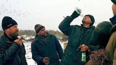“Mori și dacă bei o găleată cu apă”. Rușii, SUPĂRAȚI că votca va fi înlocuită cu...