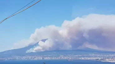 ALERTĂ la Napoli: Coloane URIAȘE de fum deasupra Vezuviului (VIDEO)