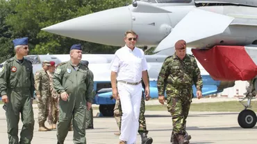 Ținuta CONTROVERSATĂ purtată de Iohannis la Baza Kogălniceanu (FOTO, VIDEO)