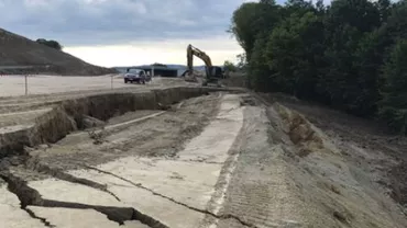 Un tronson al Autostrăzii Lugoj-Deva s-a SURPAT pe o lungime de zeci de metri