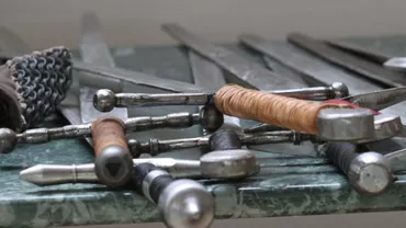 Patru morți într-un scandal cu săbii și topoare: Doi bărbați, reținuți pentru omor