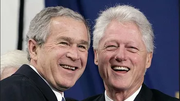 Poza care a încins internetul: Bill Clinton s-a ascuns după Bush (FOTO)