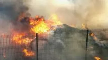 INCENDIU PUTERNIC LA ARAD! Un depozit de mașini a fost cuprins de flăcări (VIDEO)