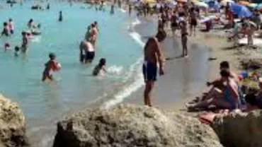 Descoperire “PERICULOASĂ” pe plaja din Eforie! O BOMBĂ INCENDIARĂ, adusă la mal de marea agitată (VIDEO)