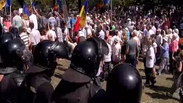Ca la Moldova: Jurnalist BĂTUT la protestele de la Chișinău (VIDEO)