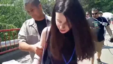 INCIDENTE la Universitatea de Vară din Băile Tuşnad: O jurnalistă și o protestatară au fost BĂTUTE, în fața lui Viktor Orban (VIDEO)