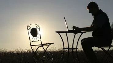 Lucrezi de acasă? Guvernul pregătește contracte pentru MUNCA DE LA DISTANȚĂ folosind tehnologia informaţiei