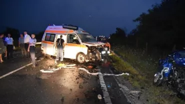 Accident grav de circulație: O ambulanță și un autovehicul s-au ciocnit în plin. Două persoane și-au pierdut viața