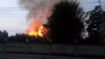 Incendiu puternic în Chișinău: Peste 80 de pompieri intervin (FOTO)