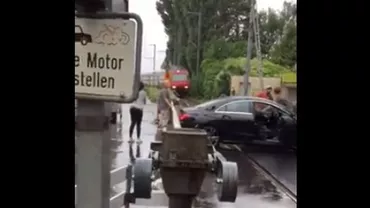 Scene dramatice în Germania: O mașină a fost cât pe ce să fie spulberată de un tren (VIDEO)