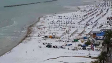 Imagini incredibile în Italia: Peisaj de iarnă în plină vară pe o plajă de la marea Adriatică (FOTO)