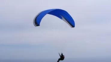 Cine este bărbatul care a murit după ce a căzut cu parapanta la Râșnov: "Se afla în timpul unui exercițiu de parașutare"