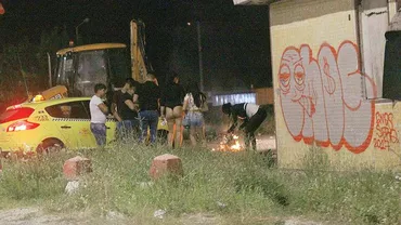 Litoralul românesc, plin de dame de companie. Pe timpul nopții se încălzesc la foc de tabără (FOTO)