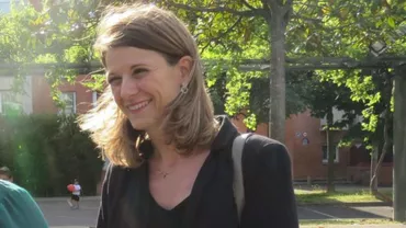 O deputată din partidul lui Emmanuel Macron lovită în plină figură într-un market din Paris