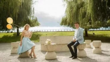 SCANDALOS: Un angajat al primăriei Tg. Jiu s-a pozat stând la Masa Tăcerii, un lucru INTERZIS