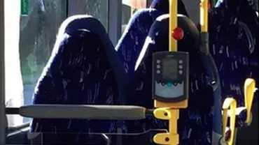 Membrii unui grup anti-imigrație au confundat scaunele goale din autobuz cu femei musulmane (FOTO)