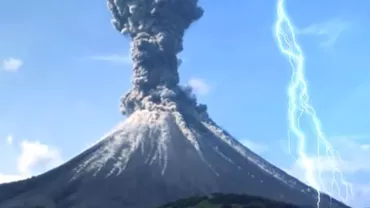 A erupt din nou! Vulcanul Sinabung a lansat un gaz fierbinte care se extinde pe mai mulți kilometri (VIDEO)