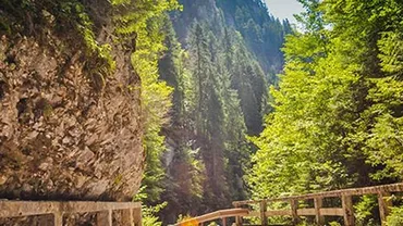 Scandal pentru parcarea de la Peștera Urșilor. Primăria rezolvă: „Dorim să devenim proprietari”