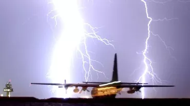 Florida: Un TRĂSNET a trecut prin fuselajul unui avion i-a provocat arsuri grave tehnicianului (VIDEO)