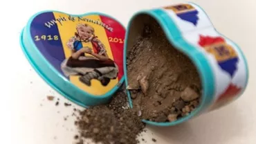 "Un pic de România", la doar 10 euro. Un conațional vinde cutiuțe cu pământ adus din țară, în diaspora (FOTO)