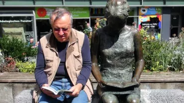 Ion Cristoiu: Eu, în carne și oase, citind o carte adevărată lîngă o jună de bronz care citește o carte de bronz