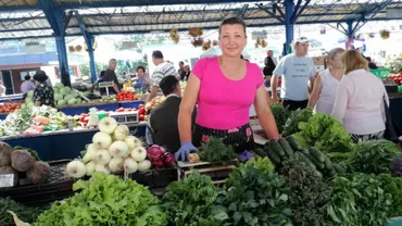 Dimineaţă la catedră, după-amiază la tarabă. Lecţia de viaţă a unei profesoare de biologie