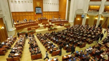 Parlamentul, convocat marţi în sesiune extraordinară, pentru discutarea OUG-urilor privind pensiile speciale şi indemnizaţiile
