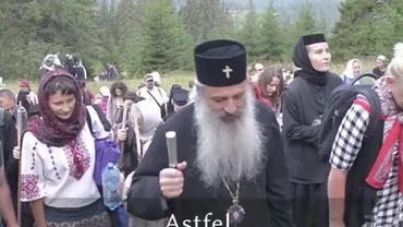 Un adevărat exemplu! În timp ce alte fețe bisericești se fălesc în mașini scumpe, Mitropolitul Teofan a urcat pe jos până la Mănăstirea aflată la 1800 m (VIDEO)