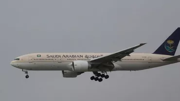 Imagini haotice din timpul unui zbor cu avionul. A fost oprit la doar câteva minute de la decolare din cauza că s-a umplut de fum (VIDEO)