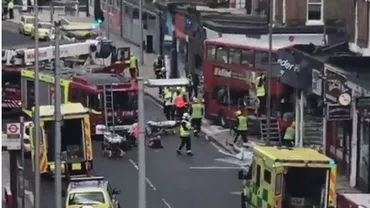 PANICĂ la Londra: Un autobuz supraetajat cu mai mulți pasageri a intrat într-o clădire (VIDEO)