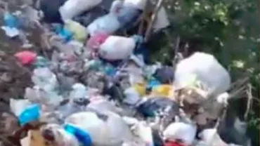 Saci cu gunoaie aruncate în natură din mașina Primăriei (VIDEO)