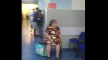 Imagini ȘOCANTE! O bătrână a fost ținută pe holul unui spital până când a leșinat (VIDEO)