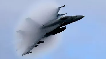 Aterizare cu SCÂNTEI a unui jet de luptă american. Pilotul s-a CATAPULTAT (FOTO)