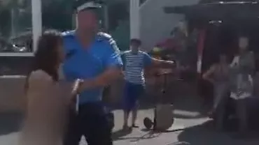 Greu de imaginat, în plină stradă: O tânără, dezbrăcată şi agresată de două prietene. De la ce a pornit incidentul