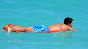 Un turist a ADORMIT pe saltea și a plutit în DERIVĂ 3 zile, în Marea Neagră. Unde s-a trezit (VIDEO)