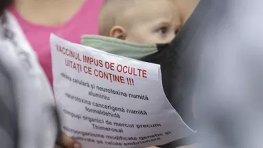 Delir la mitingul împotriva vaccinării obligatorii: Oameni veniți cu icoane au vorbit despre oculte și masonerie și au scandat „Nu vrem legalizarea sclaviei!“ (FOTO)