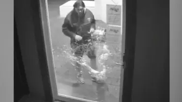 Ca-n filmele cu proști. Un hoț s-a chinuit să spargă o ușă care era deschisă (VIDEO)