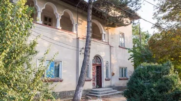 Conac interbelic cu 18 camere și heleșteu, vândut pe OLX pe o sumă ridicolă