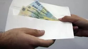 Românisme: S-au îmbătat la o pomană şi au povestit cui şi cât au dat şpagă ca să fie pensionaţi pe caz de boală