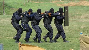 Suceava: Șeful mascaților și-a adus cumătrul în poligon pentru a trage cu un kalasnikov cu muniție adevărată (VIDEO)