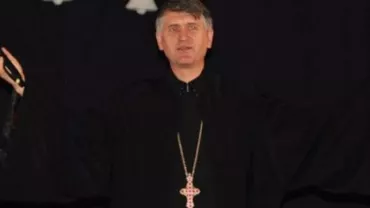 Pomohaci vrea să îmbrace iar haina preoțească! Preotul-cântăreț face contestație (VIDEO)
